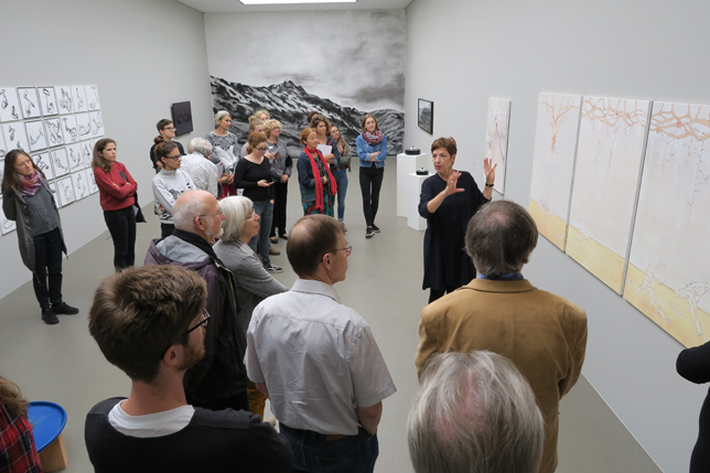 Conference Nature: Barbara Zürcher führt durch die Ausstellung. HfK Uri, 2019